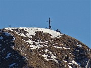 53 Maxi zoom sulla croce di Cima Grem (2049 m)